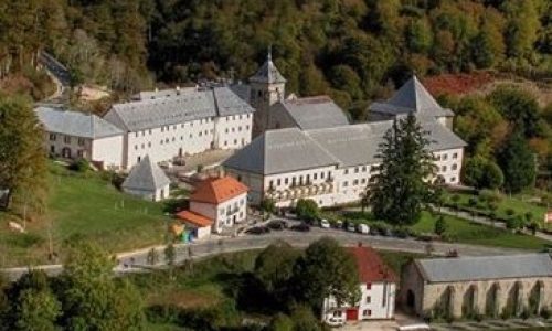 Het klooster- en herbergcomplex in Roncesvalles vanuit de lucht