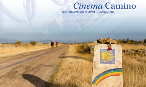 Ansichtkaart Cinema Camino met landschap en caminozuil met schelp en regenboogsymbool