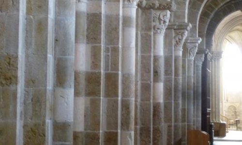 Basiliek-Vézelay-pelgrim-in-het-licht-psrq48kd6tsbpntvhkjt84b18y1usqozwue5xqqvnc