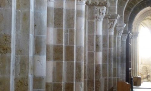 Basiliek Vézelay- pelgrim in het licht
