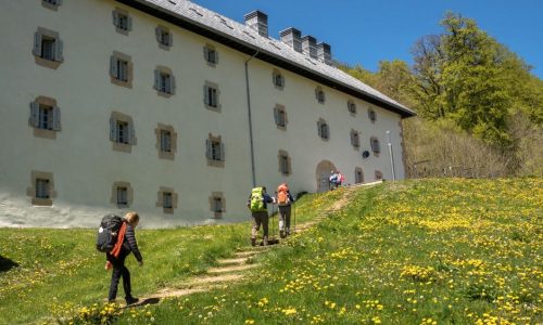 Albergue Roncesvalles met enkele wandelaars