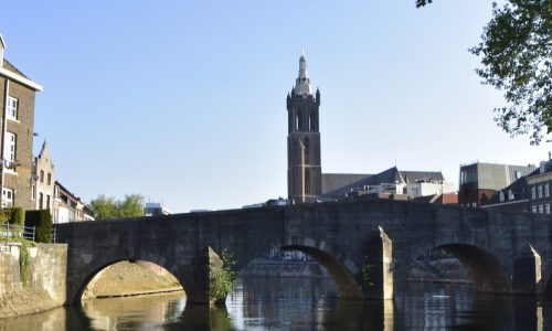 stenen boogbrug over de Roer die pelgrims passeren op weg naar de kathedraal van Roermond